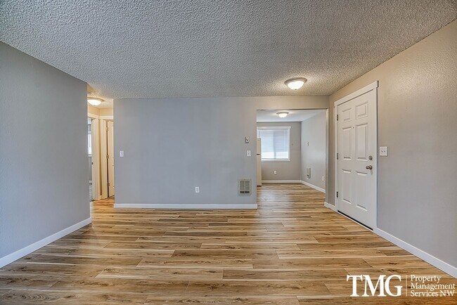 Foto del edificio - Bright Upper-Level 2 BD with Covered Deck