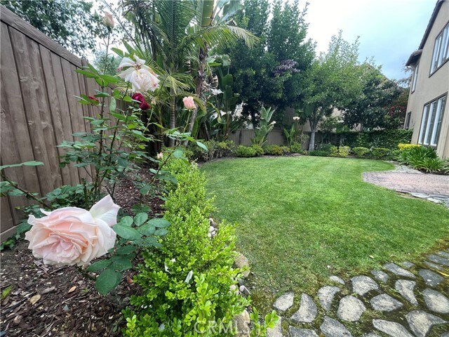 Building Photo - 10 Acanthus