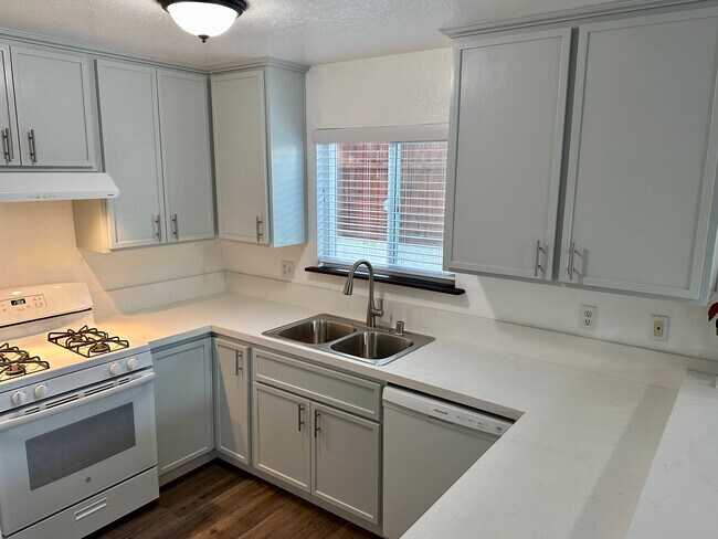 Building Photo - 1071 Bonita St