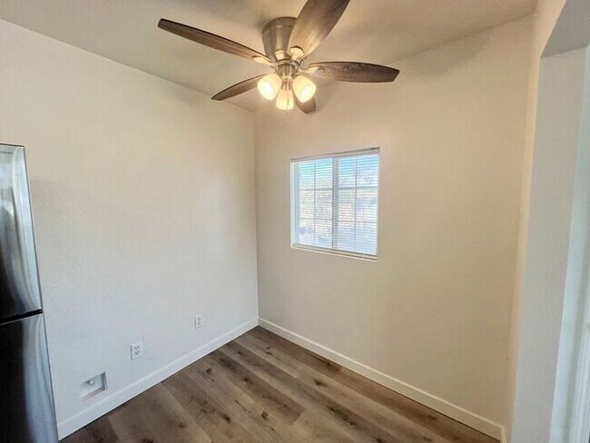 Foto del edificio - Upgraded 1 Bed / 1 Bath Upstairs Unit in L...