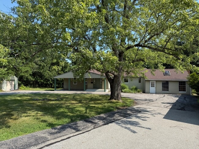 Building Photo - 511 E Royalton Rd