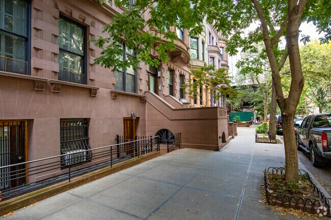 Building Photo - 38 W 69th St