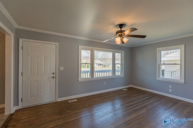 Building Photo - 1710 Oakwood Ave NE