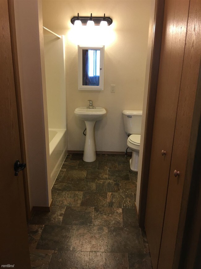 Building Photo - 3 br, 2 bath Apartment - 706 Darby