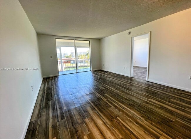 Building Photo - 2859 Leonard Dr