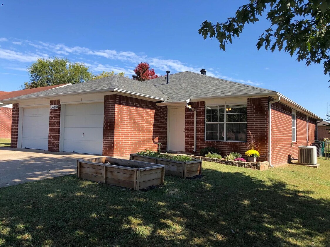 5903 Sara St, Fayetteville, AR 72704 Townhome Rentals in Fayetteville