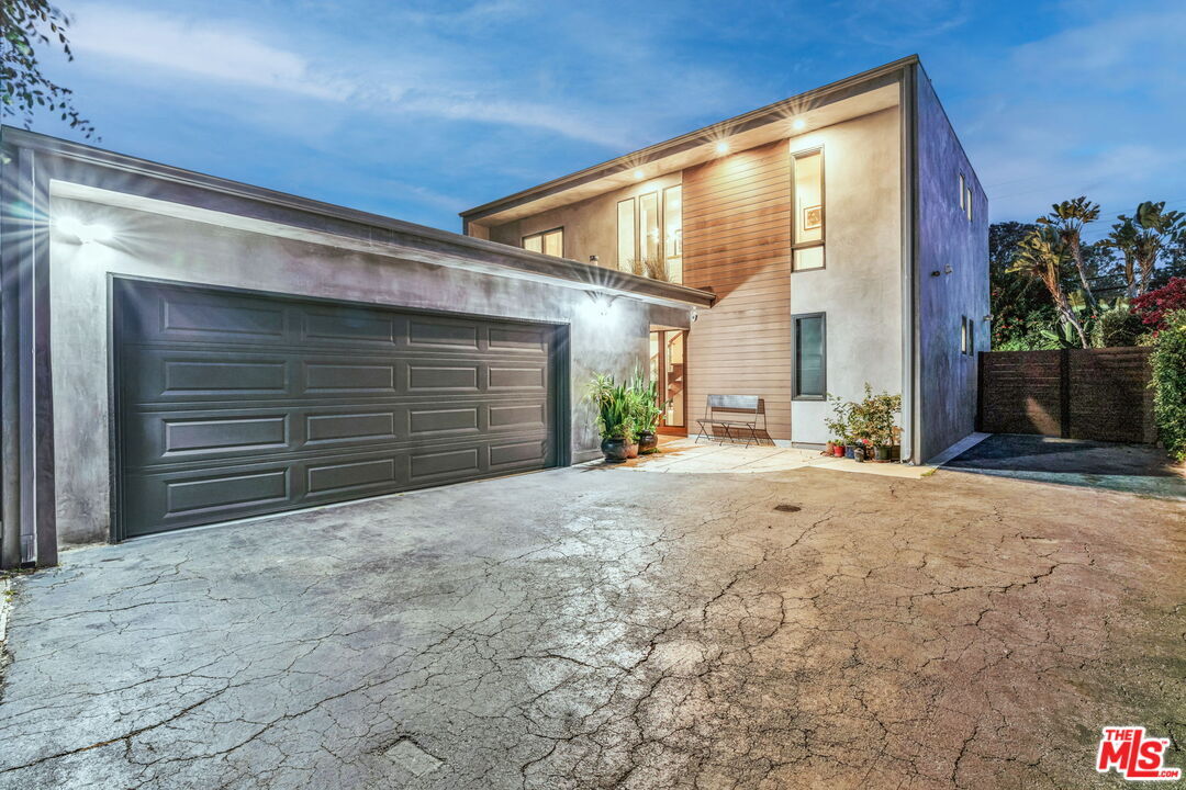 Primary Photo - 1325 Walgrove Ave