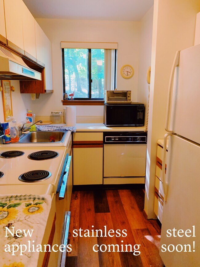 Building Photo - 135 English Ct