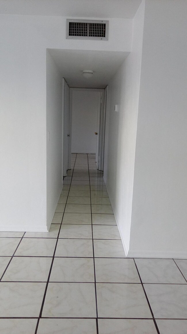 Foto del edificio - 223 Columbia Dr