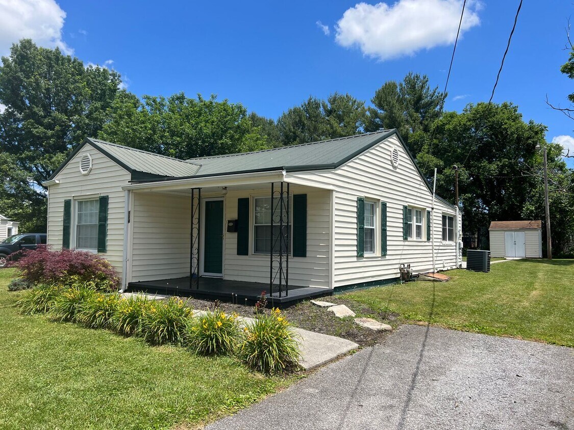 Primary Photo - 3 bed 2 full bath -one level house in Jone...
