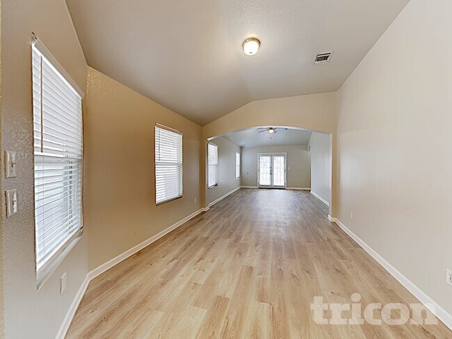 Building Photo - 9822 Vandenberg Way