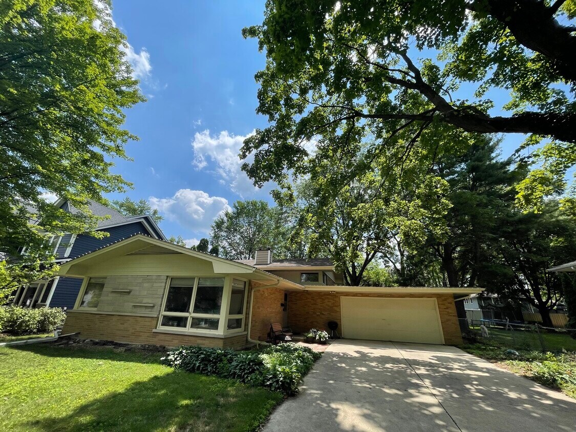 Foto principal - 220 Elmwood Dr
