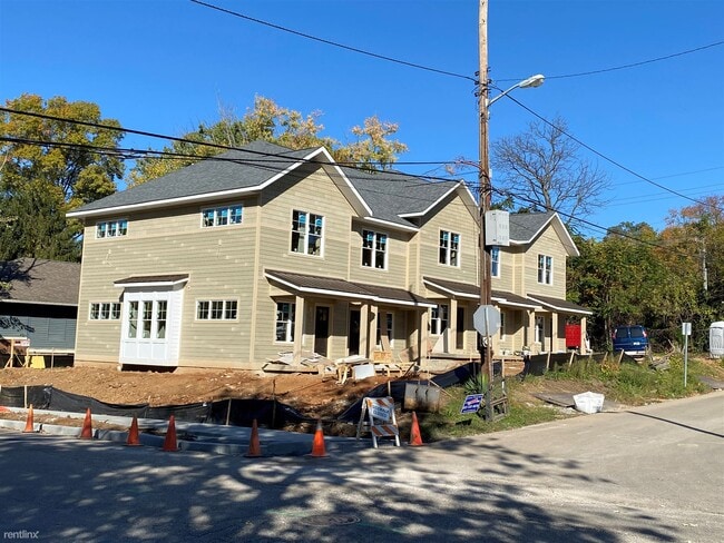 Building Photo - 2 br, 2.5 bath Townhome - 613 E 12th St 61...