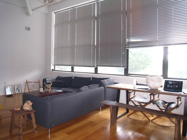 Foto del edificio - 300 Communipaw Ave