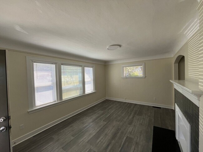 Building Photo - Seattle 5Bed / 2 bath Home - 2bed 1bath up...