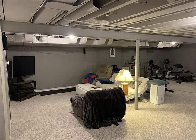 Building Photo - ELEGANT SKYLINE HOME