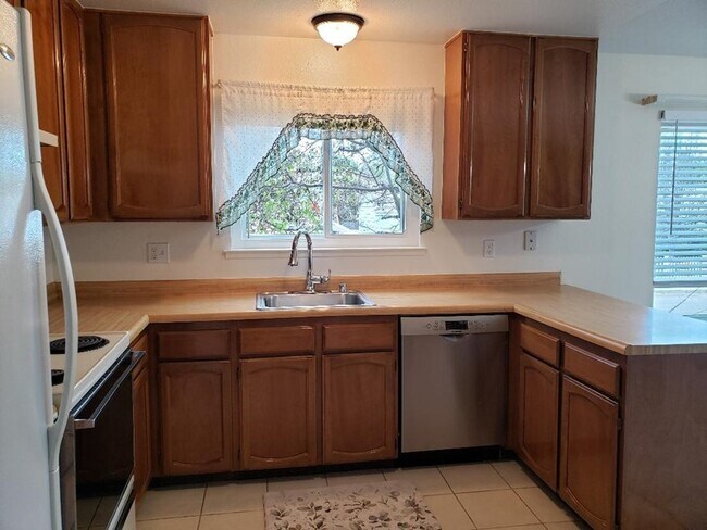 Building Photo - West Side Spacious 2 Bedroom 2 Bath