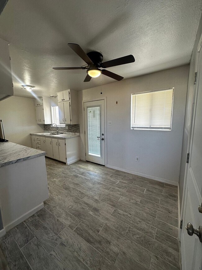 Building Photo - 2206 Lyndale Dr