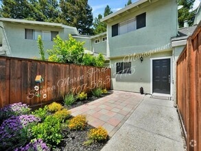 Building Photo - 576 Racquet Club Cir