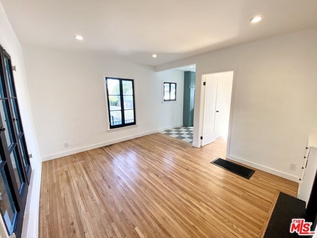 Foto del edificio - 7956 Norton Ave