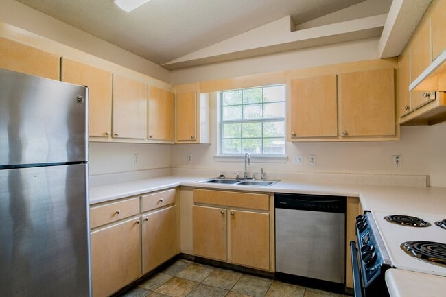 Building Photo - 3 bed 2 bath home off Creighton Rd