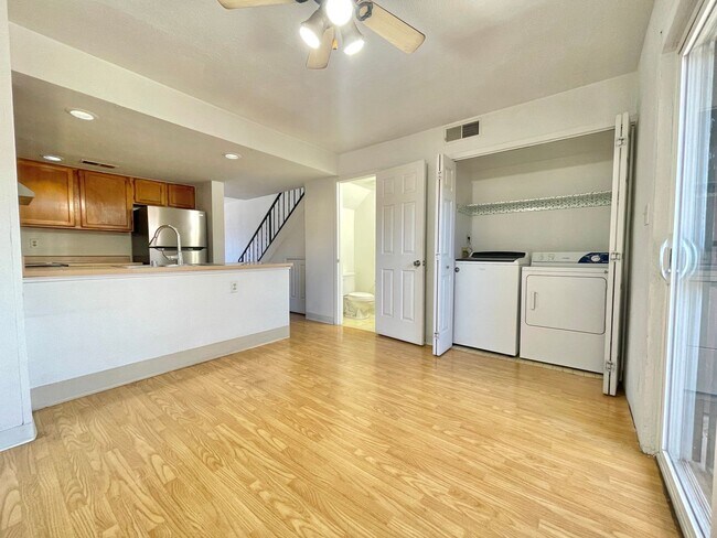 Foto del edificio - Cozy 2 Bedroom 2.5 Bathroom In The Heart of ABQ!