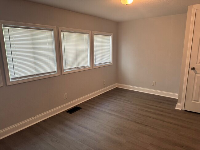 Building Photo - 948 N Bradley Ave
