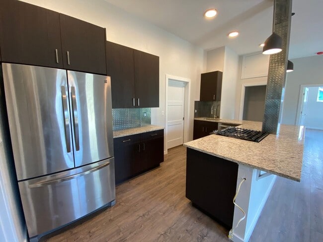 Building Photo - Location Downtown!  3 Bedroom, 2 Bath. COMPLETELY RENOVATED! Must see!