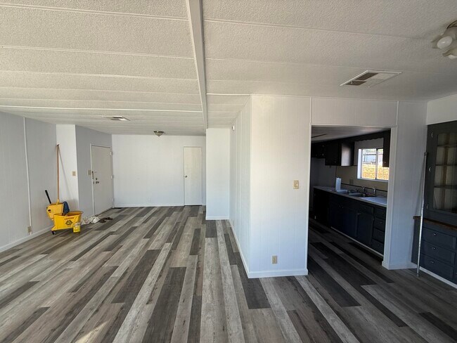 Foto del edificio - 64180 Thomas Ave