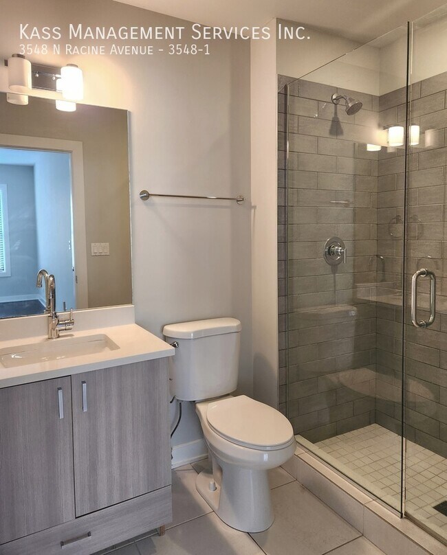 Building Photo - 2 story duplex down 4 bed 3 bath right in ...