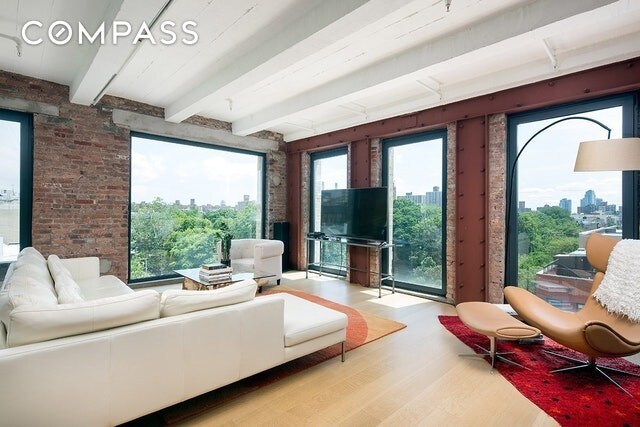 Foto principal - 130 E 7th St