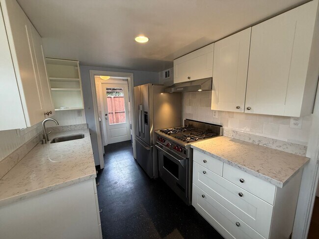 Foto del edificio - CHARMING ONE BEDROOM / ONE BATHROOM MILL V...