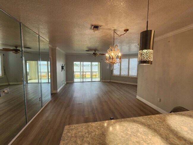 Building Photo - Bouchelle Island 2 Bedroom 2 Bath Condo