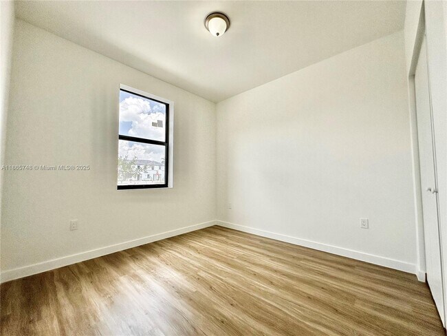 Foto del edificio - 120 NW 10th St