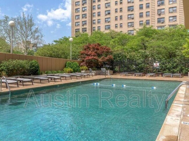 Foto del edificio - 4466 W Pine Blvd
