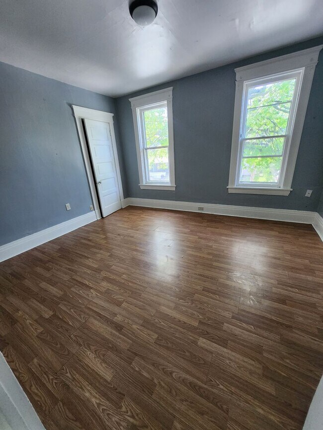 Foto del edificio - Upper 4 bedroom unit