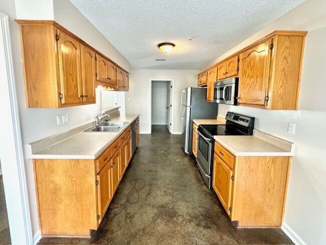 Foto del edificio - Now Leasing A 4 Bedroom 2 Bath Home in Sou...
