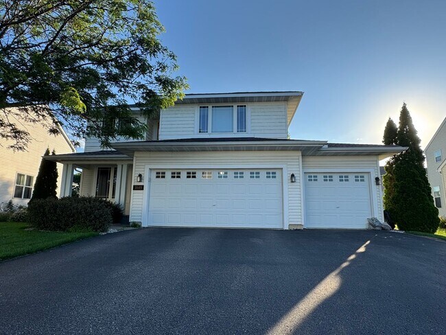 Building Photo - Beautiful 5 Bed Executive Home! Pet Friend...