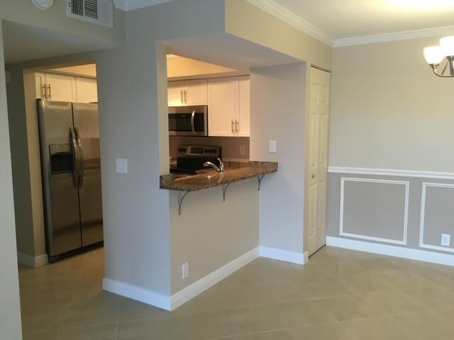 Building Photo - 1533 SE Royal Green Cir
