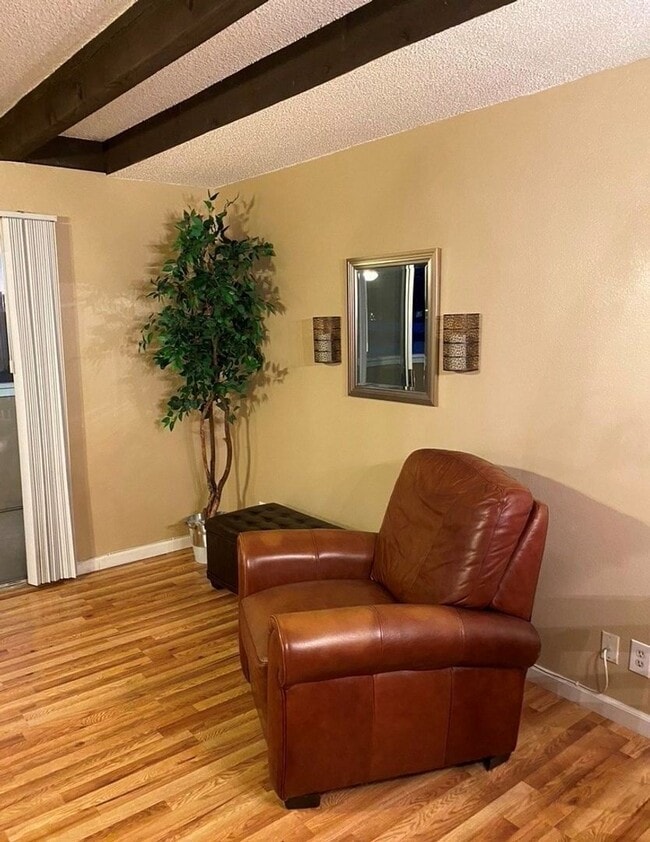 Building Photo - 2bd 1.5 bath Condo