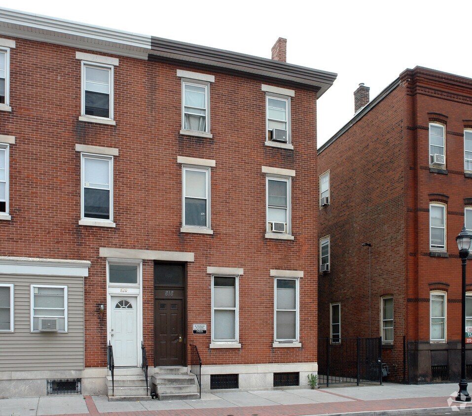 Building Photo - 818 Dekalb St