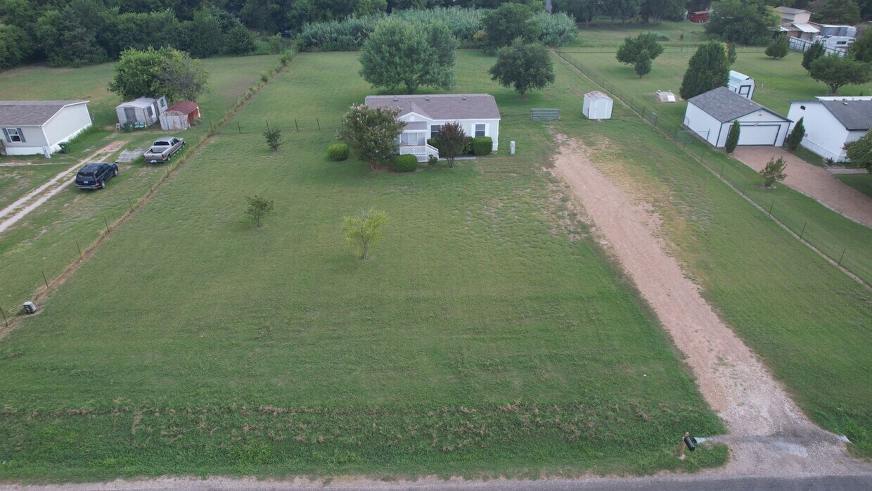 Foto principal - Charming 3 bed 2 bath on 1 acre lot