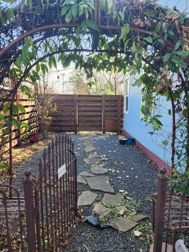 Building Photo - 4214 Bellvue Ave