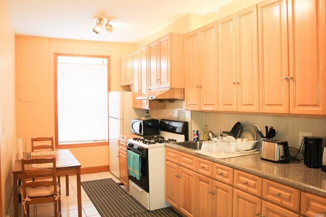 Building Photo - 34-32-34-32 32nd St