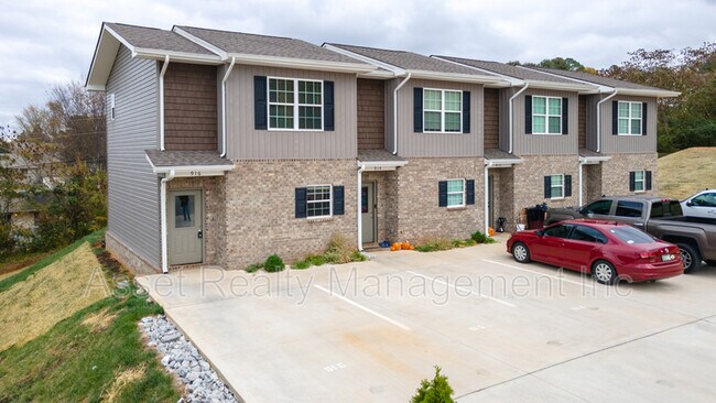 Foto del edificio - 916 Warrior Hill Dr