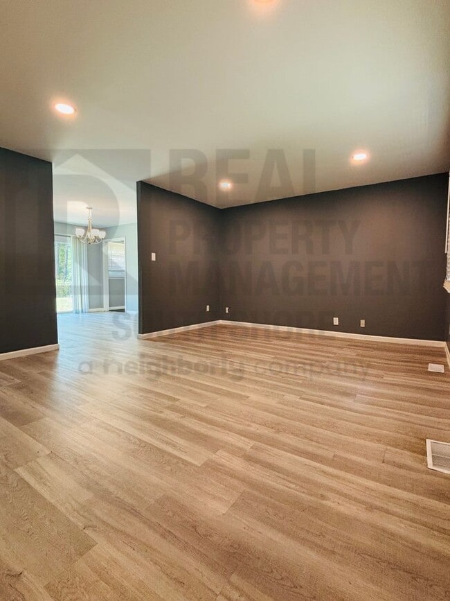 Building Photo - Remodeled 4 Bed/2 Bath Home w/ Garage & Large Backyard