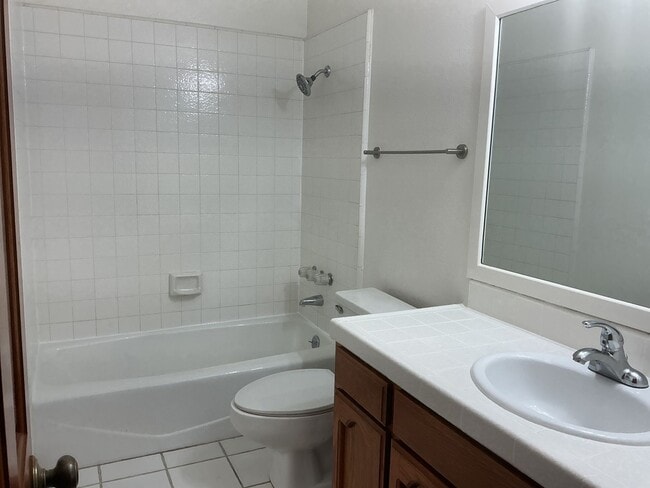 Building Photo - Los Caballeros #325