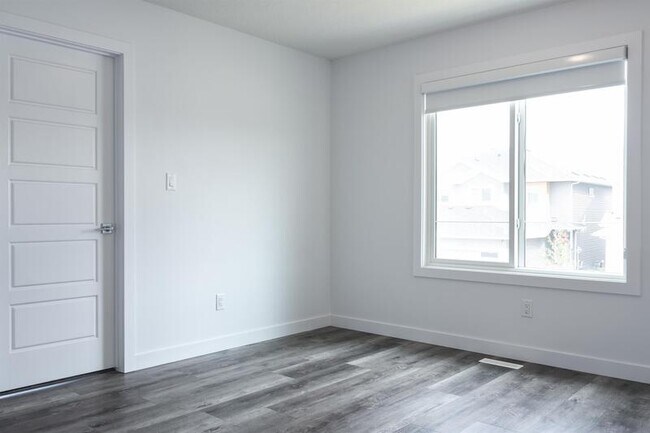 Photo du bâtiment - 6548G 175 Avenue Northwest