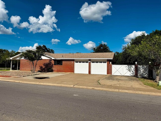 Foto del edificio - 201 Gumwood Ln