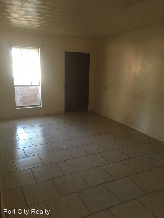 Building Photo - 3 br, 1.5 bath House - 9226 N Southland Park
